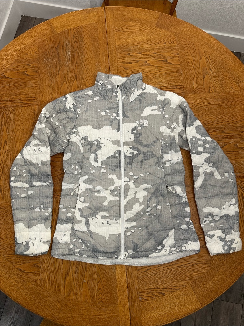 The North Face Women’s grey and White Camo Quilted Jacket Size Small